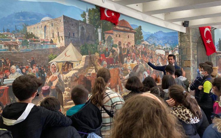 Manisa’da öğrenciler Çanakkale Şehitleri Anıtı’nı ziyaret etti