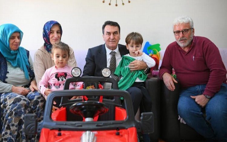 Minik Muhammed’in yüzünü Mustafa Dündar güldürdü Minik Muhammed’in yüzünü Mustafa Dündar güldürdü