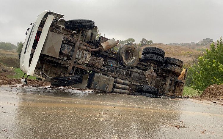 Enkaz taşıyan kamyon yan yattı! Enkaz taşıyan kamyon yan yattı!