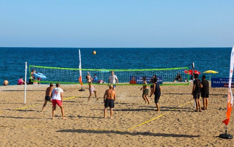 Sahilde ücretsiz voleybol keyfi
