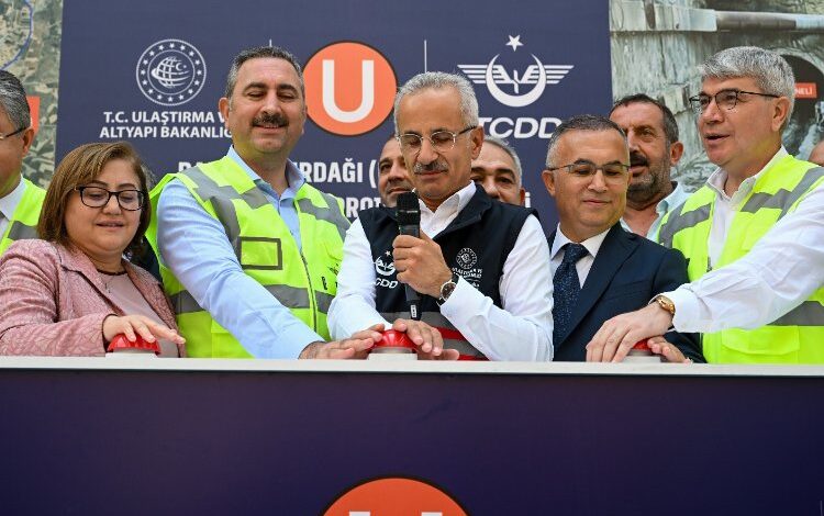 Türkiye’nin en uzun demiryolu tünelinde ışık gözüktü Türkiye’nin en uzun demiryolu tünelinde ışık gözüktü