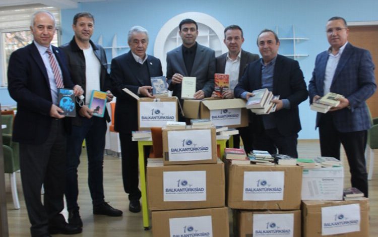 BALKANTÜRKSİAD’dan kitap bağışı