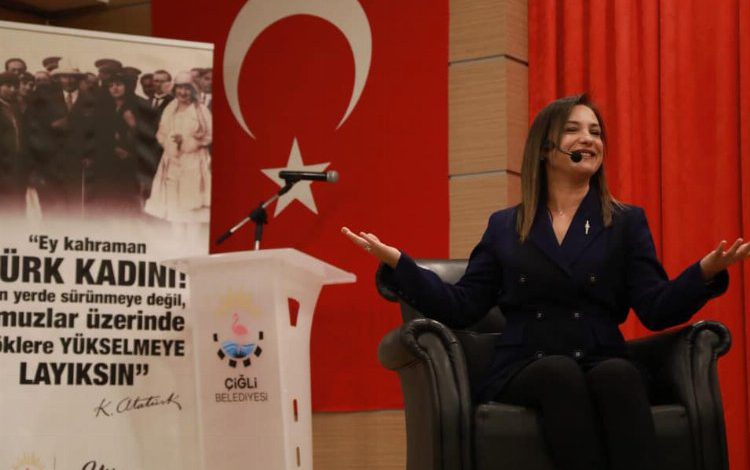 İzmir Çiğli’de kadının siyasetteki yeri konuşuldu İzmir Çiğli’de kadının siyasetteki yeri konuşuldu