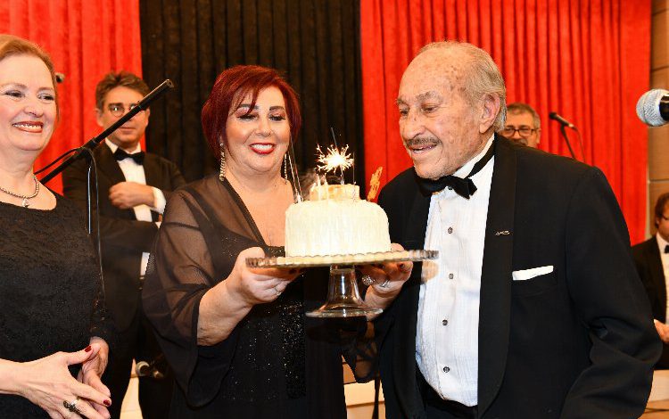 Şef Mustafa Sağyaşar’ın 70. sanat yılı İzmir Çiğli’de kutlandı Şef Mustafa Sağyaşar’ın 70. sanat yılı İzmir Çiğli’de kutlandı