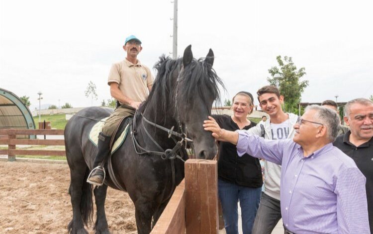 Kayserililer bayramda Hayvanat Bahçesi’ne akın etti Kayserililer bayramda Hayvanat Bahçesi’ne akın etti