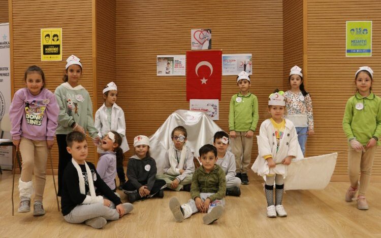 Sakarya’da drama öğrencilerinden Kızılay Haftası’na özel çalışma Sakarya’da drama öğrencilerinden Kızılay Haftası’na özel çalışma