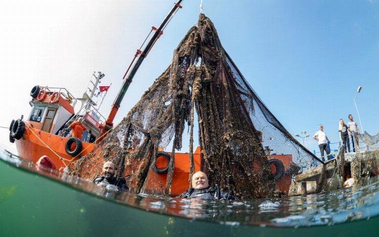 İzmit Körfezinden 5 ton hayalet ağ çıkarıldı İzmit Körfezinden 5 ton hayalet ağ çıkarıldı