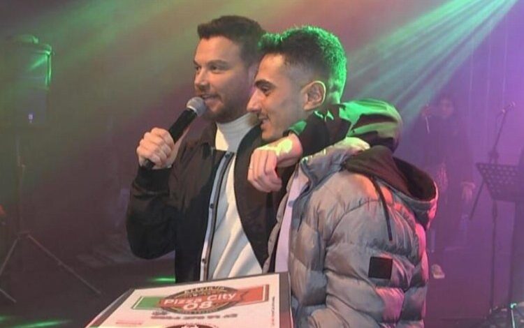 Sinan Akçıl’dan sahneye pizza siparişi Sinan Akçıl’dan sahneye pizza siparişi