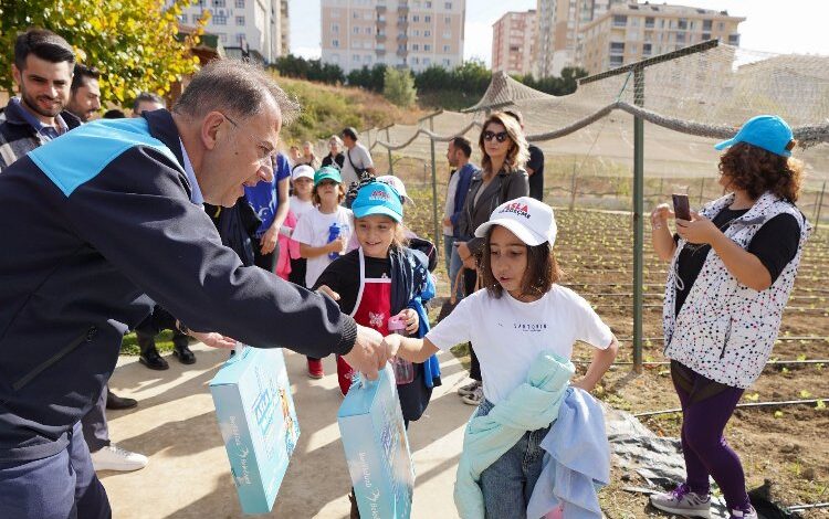 Beylikdüzü’ne kışlık ilk fideler minik ellerden