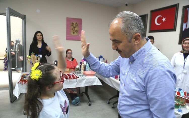 Rize’de Başkan Metin’den ‘özel’ sergiye ziyaret Rize’de Başkan Metin’den ‘özel’ sergiye ziyaret