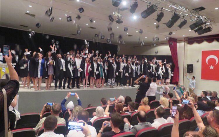 Trakya Üniversitesi’nde bir okulda daha mezuniyet sevinci Trakya Üniversitesi’nde bir okulda daha mezuniyet sevinci