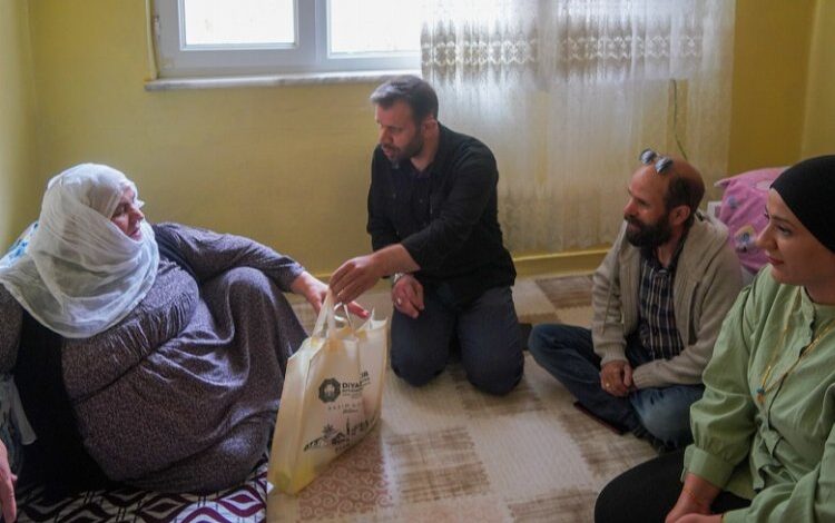 Diyarbakır’da yaşlılara bayram hediyesi Diyarbakır’da yaşlılara bayram hediyesi