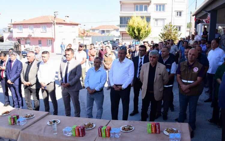 Manisa afetten etkilenen çiftçilerin yanında