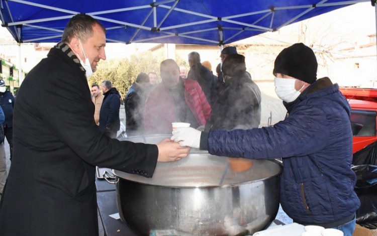 Bursa İznik’te pazar esnafının içini ısıttı Bursa İznik’te pazar esnafının içini ısıttı