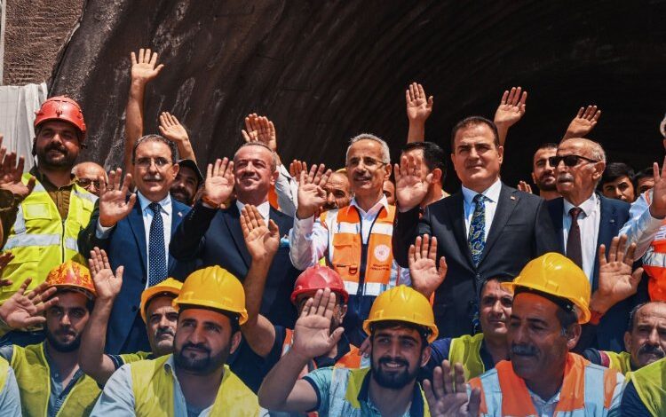 Yüksekova-Yeniköprü Tüneli’nde ışık göründü Yüksekova-Yeniköprü Tüneli’nde ışık göründü