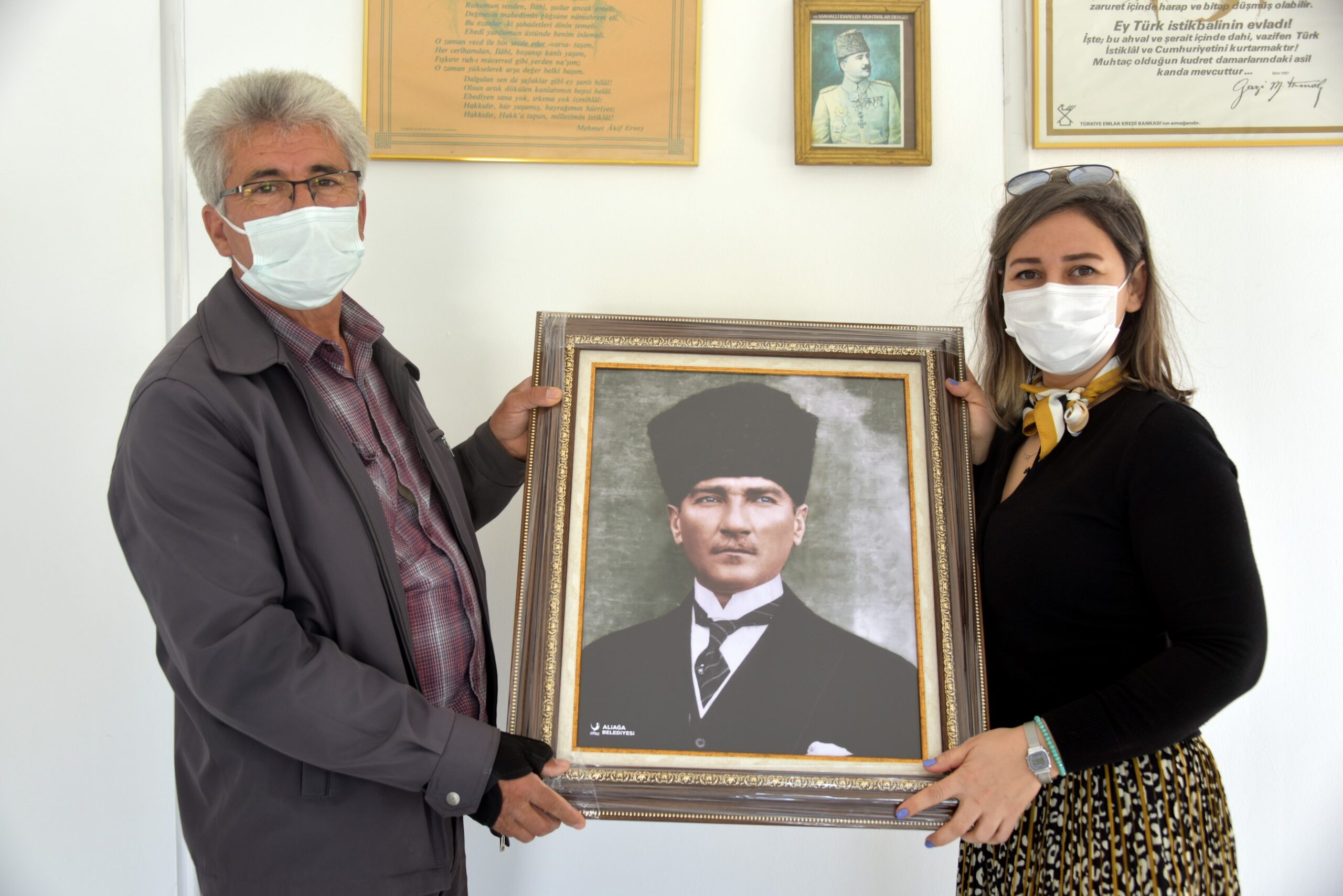 İzmir’de Aliağalı muhtarlara Atatürk Portresi hediyesi
