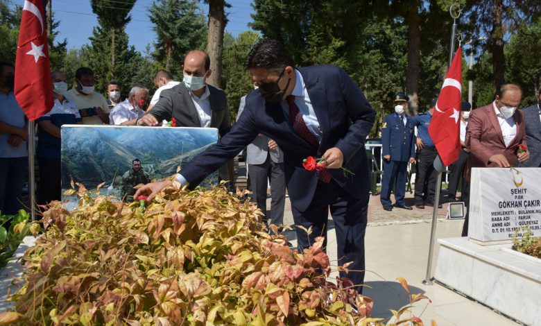 İzmir Aliağa’da şehitliklere 15 Temmuz ziyareti İzmir Aliağa’da şehitliklere 15 Temmuz ziyareti