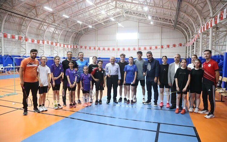 Memduh Büyükkılıç badmintoncularla buluştu