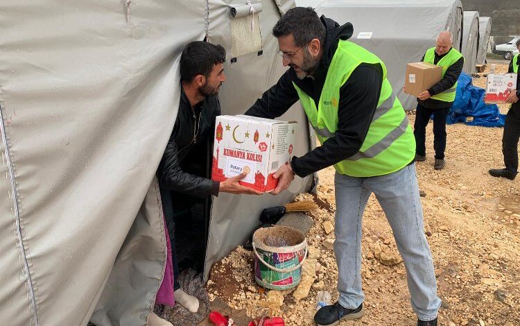 Rotary depremzedelere Ramazan yardım kolileri dağıtıyor