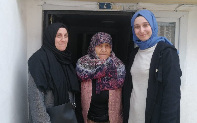 AK Kadınlar Pazaryeri’nde yaşlıları unutmadı AK Kadınlar Pazaryeri’nde yaşlıları unutmadı
