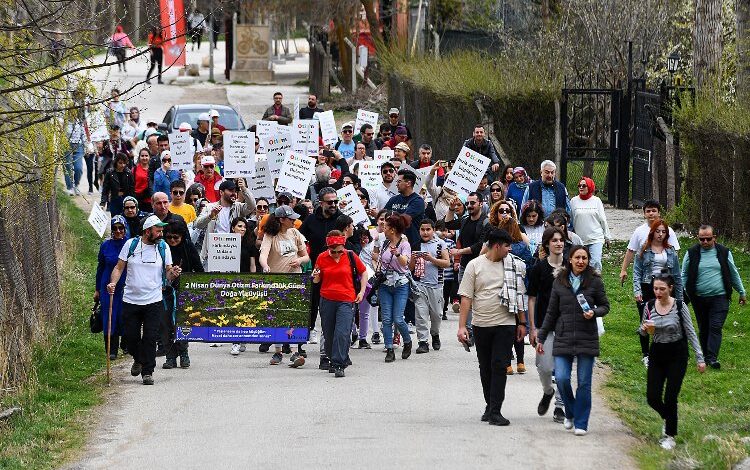 Otizmli bireyler için yürüdüler