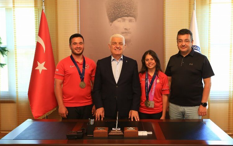 Muğla’nın gururu okçulardan Başkan Gürün’e ziyaret Muğla’nın gururu okçulardan Başkan Gürün’e ziyaret