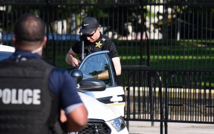 ABD polisi K-9 gibi havlayarak 4 hırsızı yakaladı ABD polisi K-9 gibi havlayarak 4 hırsızı yakaladı