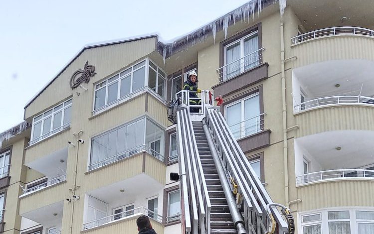 Nevşehir’de tehlikeli buz sarkıtları temizleniyor Nevşehir’de tehlikeli buz sarkıtları temizleniyor