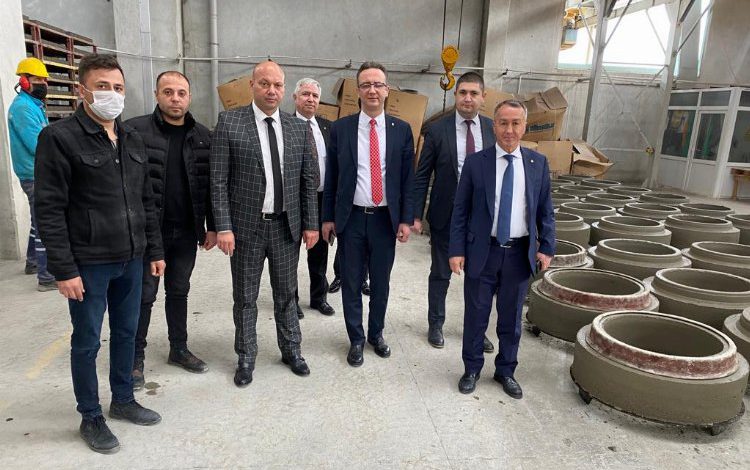 Balıkesir Heyeti, Salihli’de kilit parke fabrikasını gezdi