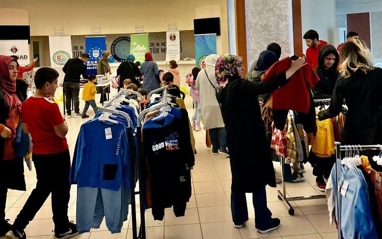 Bursalı gençlerden depremzede çocuklara bayram moral