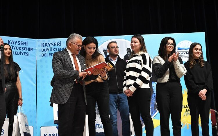 Memduh Büyükkılıç gençlerle buluştu Memduh Büyükkılıç gençlerle buluştu