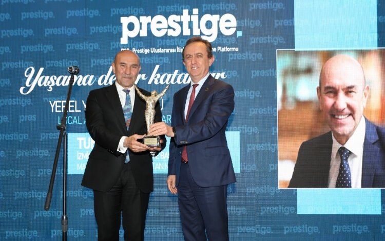 Başkan Soyer’e Yaşama Değer Katanlar ödülü Başkan Soyer’e Yaşama Değer Katanlar ödülü