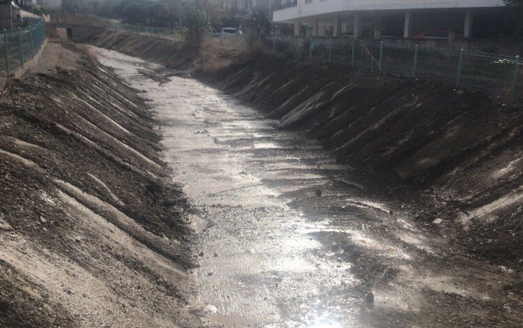 Manisa Turgutlu’da dere temizlikleri sürüyor Manisa Turgutlu’da dere temizlikleri sürüyor