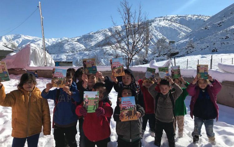 Gurbetçiden dağ köylerinde okuyan öğrencilere kitap yardımı Gurbetçiden dağ köylerinde okuyan öğrencilere kitap yardımı