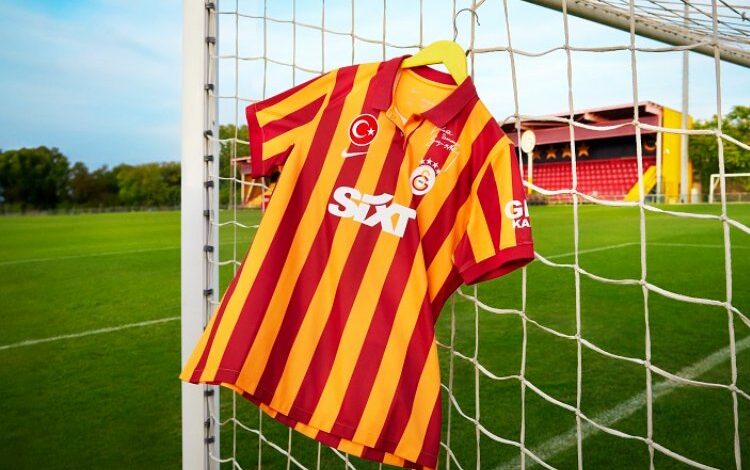 Galatasaray’a Cumhuriyet’in 100’üncü yılına özel forma Galatasaray’a Cumhuriyet’in 100’üncü yılına özel forma