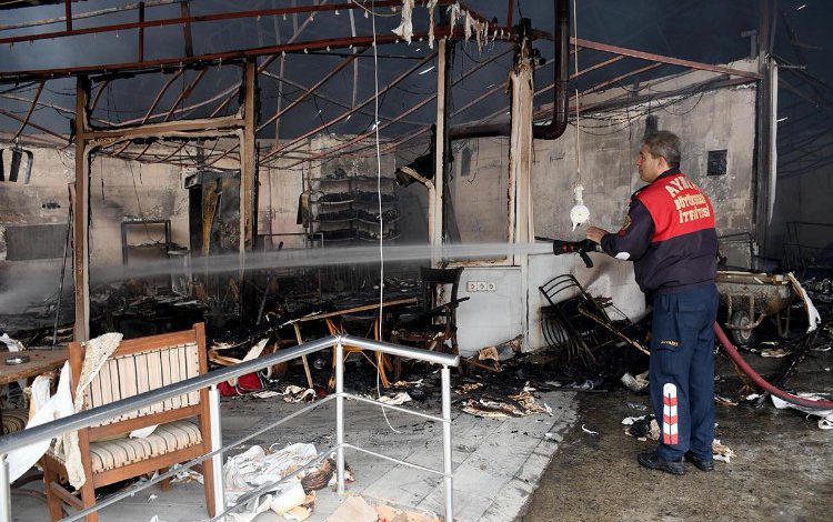 Kuşadası’nda faciayı itfaiye ekipleri önledi