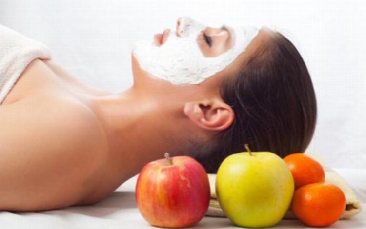 Elma, cildi aydınlatıyor Elma, cildi aydınlatıyor