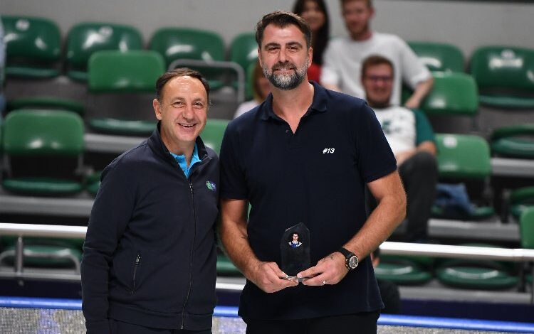 TOFAŞ’tan Mehmet Okur’a teşekkür plaketi