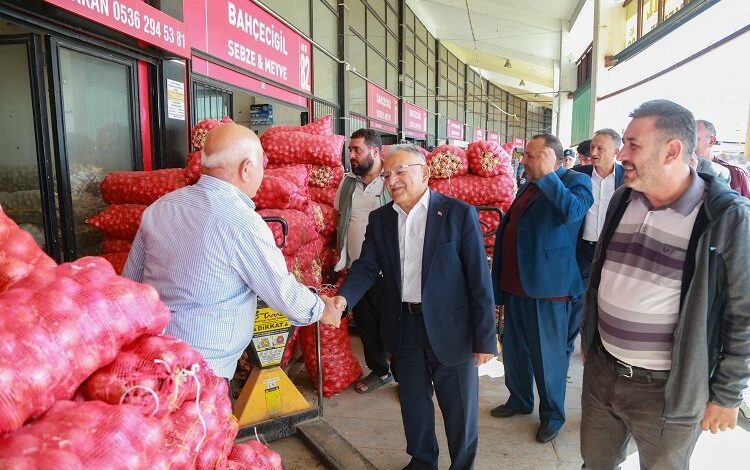 Kayseri esnafına Büyükkılıç’tan övgü