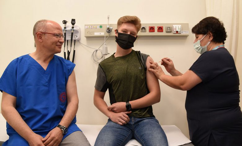 AK Parti Bursa İl Başkanı gençleri aşıya götürdü