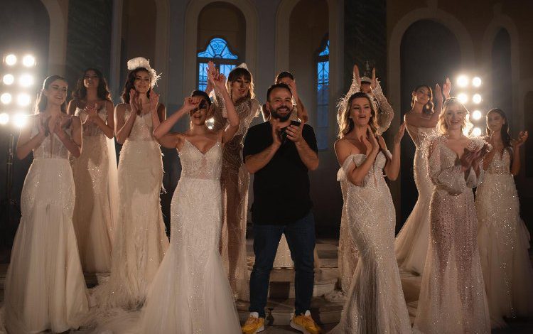 İzmir’de ünlü kilisede gelinlikler göz kamaştırdı İzmir’de ünlü kilisede gelinlikler göz kamaştırdı