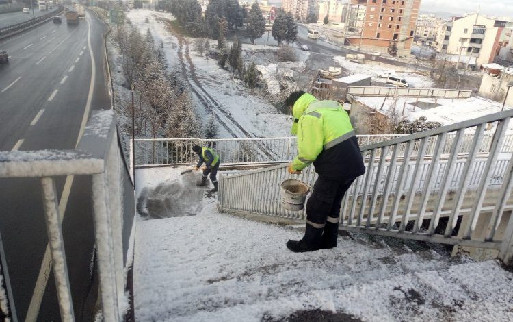 Kocaeli Büyükşehir’den tuzlama ve solüsyon çalışması Kocaeli Büyükşehir’den tuzlama ve solüsyon çalışması