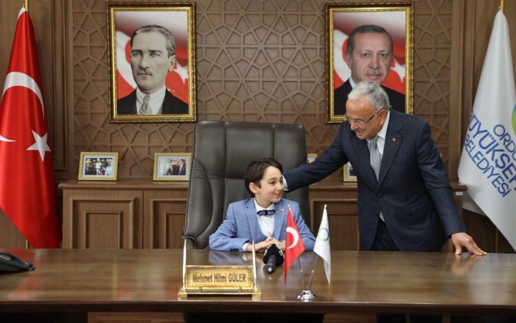 Koltuğunu minik depremzede Kağan’a teslim etti