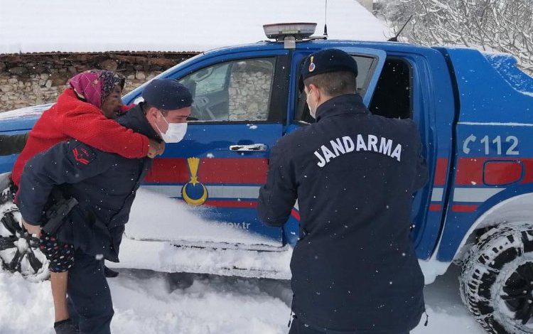 Yaşlı kadını jandarma sırtında taşıdı