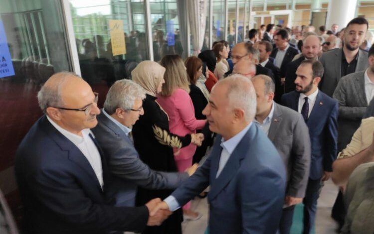 AK Parti Bursa teşkilatlarıyla bayramlaştı AK Parti Bursa teşkilatlarıyla bayramlaştı