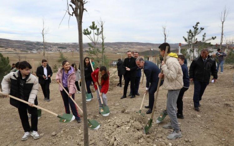 Bursa İnegöl’de 193 fidan toprakla buluştu