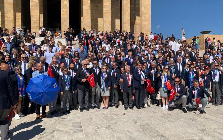Rotaryenler Anıtkabir’de Rotaryenler Anıtkabir’de