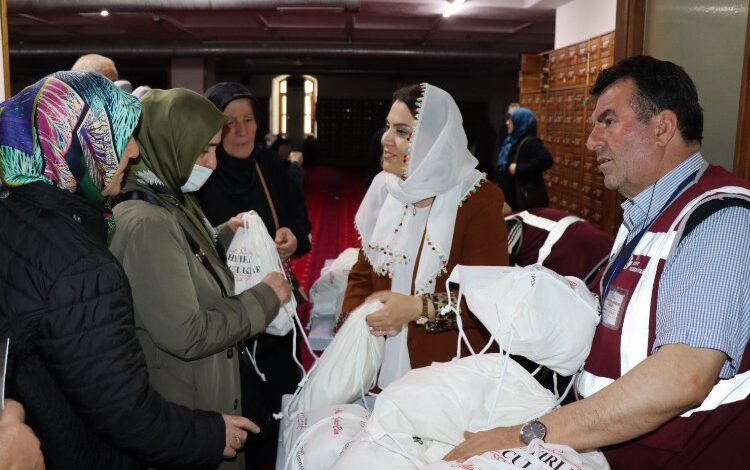 İzmit Belediyesi’nden hacı adaylarına hediyeli uğurlama