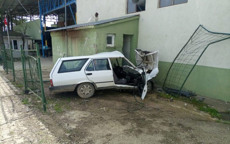 Fabrika duvarına çarparak durdu! 1 yaralı Fabrika duvarına çarparak durdu! 1 yaralı