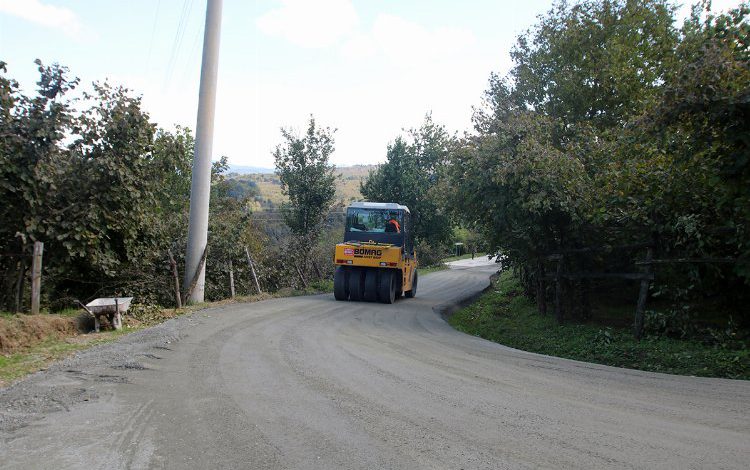 “Sakarya Akyazı’da 50 kilometrelik güzergâhlar beton yol ile yenilenecek”